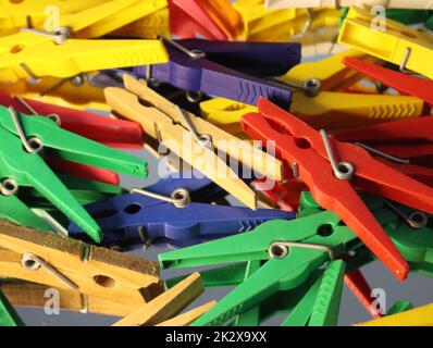 pince à suspendre les vêtements pour les sécher au soleil. suspendez la porte-vêtements Banque D'Images