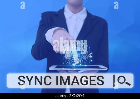 Symbole de texte indiquant les images synchronisées. Mot pour faire des photos identiques dans tous les appareils accessibles n'importe où Lady appuyant écran de téléphone mobile montrant la technologie futuriste Banque D'Images