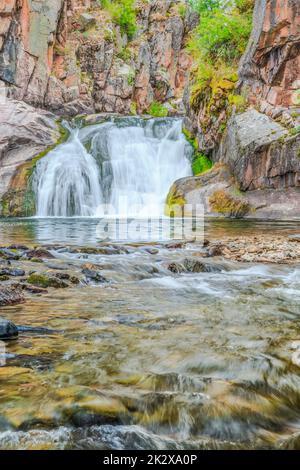 Cascade sur le ruisseau Tenderfoot dans le petit belt montagnes près de White Sulphur Springs, Montana Banque D'Images