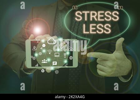 Affiche affichant moins de stress. Vitrine d'affaires rester à l'écart des problèmes sortir se détendre méditer se faire plaisir Homme tenant écran de téléphone mobile montrant la technologie futuriste. Banque D'Images