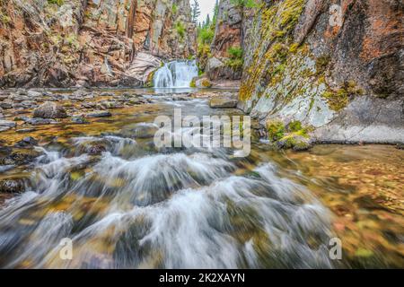 Cascade sur le ruisseau Tenderfoot dans le petit belt montagnes près de White Sulphur Springs, Montana Banque D'Images