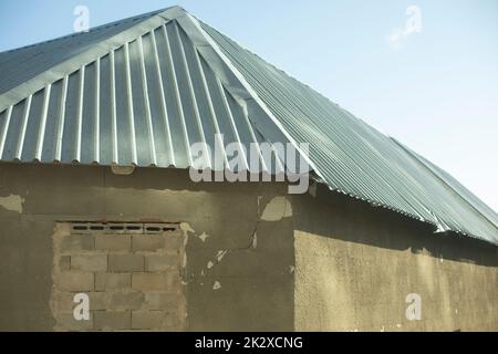 Toit en acier inoxydable. Toit de maison en acier. Petit bâtiment. Banque D'Images