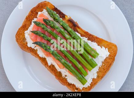 Sandwich aux asperges de saumon Banque D'Images