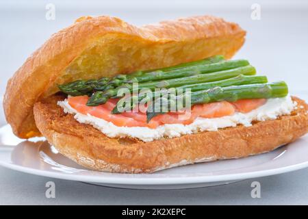 Sandwich aux asperges de saumon Banque D'Images