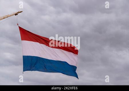 Drapeau hollandais hissé lors d'un jour férié Banque D'Images