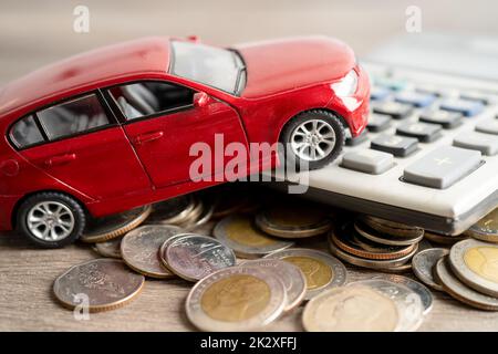 Voiture sur pièces et calculatrice prêt de voiture, financement, économie d'argent, assurance et crédit-bail concept de temps. Banque D'Images