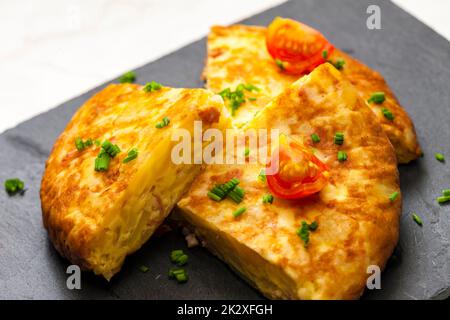 Tortilla espagnole avec tomates et ciboulette Banque D'Images