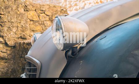 Gros plan de l'avant d'un ancien Citroen 2 CV, du phare et du capot dans le premier châssis. Le modèle 2CV n'est plus en production et est considéré comme un modèle colle Banque D'Images