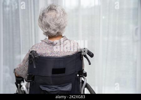 Asiatique senior ou âgée femme âgée patiente assise en fauteuil roulant dans un hôpital de soins infirmiers, concept médical sain et fort Banque D'Images