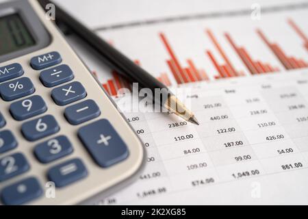 Calculatrice sur le papier de table de la feuille de préparation avec graphique. Développement financier, compte bancaire, Statistiques investissement recherche analytique économie de données, trading, rapports de bureau concept de réunion d'entreprise. Banque D'Images