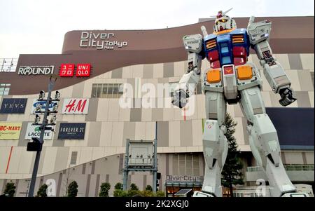 Photo en contre-plongée de la statue de la Licorne Gundam à Tokyo Metropolitan, au Japon Banque D'Images