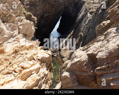 Une vue aérienne de la grotte de l'enfer entourée d'eau à Cap de Creus Banque D'Images