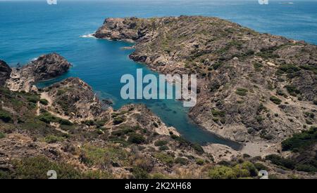 Une vue aérienne de la plage rocheuse de Fredosa, entourée d'eau émeraude, au Cap de Creus Banque D'Images