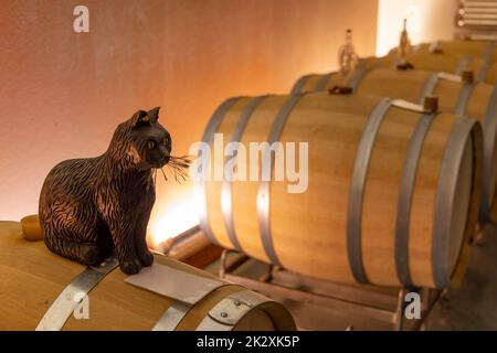 Chat noir (schwarze katze) comme symbole du meilleur vin dans une cave autrichienne typique Banque D'Images