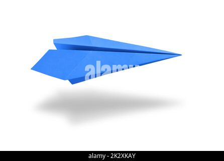 Avion de papier bleu origami isolé sur fond blanc Banque D'Images