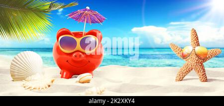 tirelire avec des lunettes de soleil sur la plage tropicale - vacances d'été. Banque D'Images