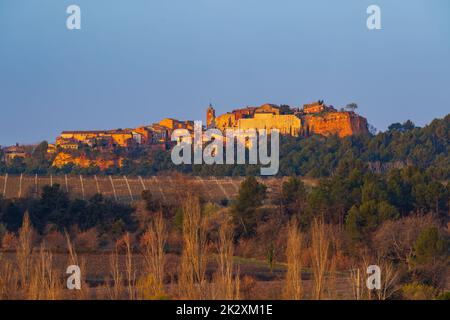 Paysage avec village ocre historique Roussillon, Provence, Luberon, Vaucluse, France Banque D'Images