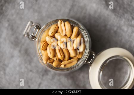 Arachides pelées rôties dans un pot. Banque D'Images