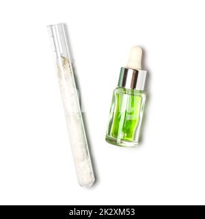 Liquide sulfate de fer (II) dans un flacon compte-gouttes placer à côté de cétyl esters Wax dans le tube à essai. Gros plan sur l'ingrédient chimique sur la table de laboratoire blanche. Banque D'Images