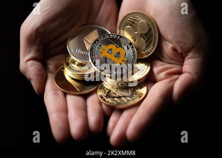 Argent et or diverses crypto-monnaies numériques, avec Bitcoin en haut Banque D'Images