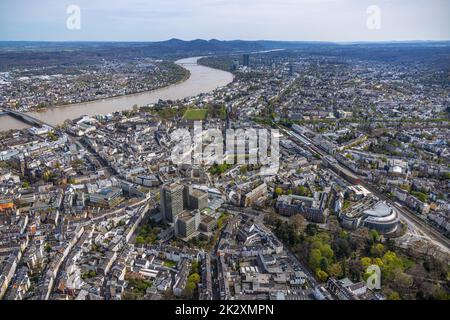 Vue aérienne, gratte-ciel de l'hôtel de ville et centre de la vieille ville de Bonn avec le Rhin, le Palais électoral et le jardin de la Cour, Nordstadt, Bonn, Rhénanie, Nord R. Banque D'Images