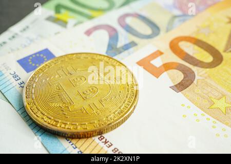 Bitcoin d'or sur les billets en euros argent pour les affaires et le commerce, monnaie numérique, crypto-monnaie virtuelle. Banque D'Images