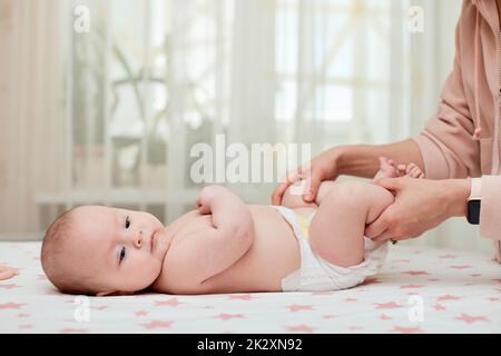 Maman ou thérapeute donnant un massage à l'enfant à la maison Banque D'Images