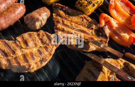 Quelques steaks sur un grill - barbecue Banque D'Images