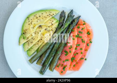 Assiette de saumon, d'avocat et d'asperges Banque D'Images