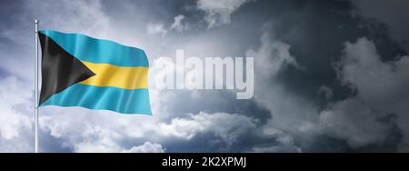 Drapeau bahamien sur un ciel nuageux Banque D'Images