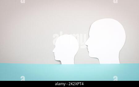 Deux visages silhouettes regardant dans la même direction, espace de copie pour le texte, adulte et enfant, profil anonyme des hommes, concept de communication Banque D'Images