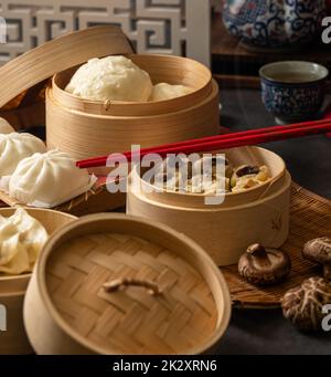 Steamers en bambou avec assortiment dim sum, cuisine chinoise Banque D'Images