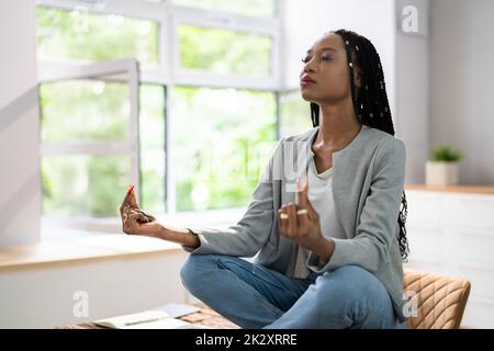 Méditation Yoga pour les employés africains en santé mentale Banque D'Images