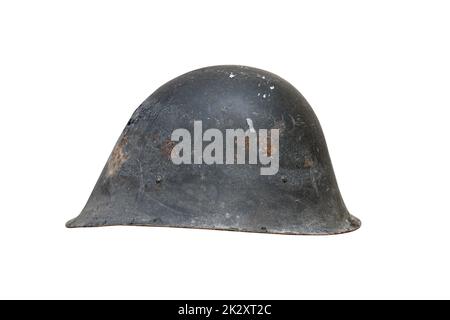 Vieux casque en métal rouillé de la Seconde Guerre mondiale avec des traces de rouille et des fissures isolées sur le blanc Banque D'Images