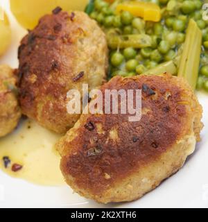 Une cuisine maison copieuse avec des boulettes de viande sur une table Banque D'Images