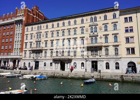 TRIESTE, ITALIE - 24 AVRIL 2022 : Musée Carlo Schmidl sur le Grand Canal à Trieste, Italie Banque D'Images