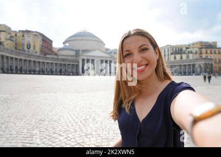 Happy smiling girl taking photo selfies à Naples, avec la Piazza del Plebiscito sur l'arrière-plan, Naples, Italie Banque D'Images