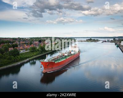 Vue sur le Canal de Kiel et du pont dans le nord de l'Allemagne sur un jour d'été ensoleillé Banque D'Images