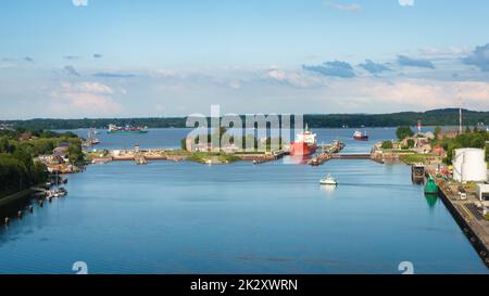 Vue sur le Canal de Kiel et du pont dans le nord de l'Allemagne sur un jour d'été ensoleillé Banque D'Images