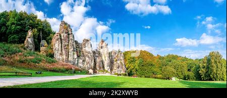 Formation de roches de grès Externsteine dans les forêts de Teutoburg en Rhénanie-du-Nord-Westphalie, Allemagne Banque D'Images