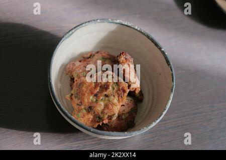 Boulettes de pâte de poisson frites dans un bol, cuisine THAÏLANDAISE Banque D'Images