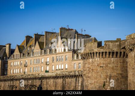 Remparts fortifiés et ville de Saint-Malo, Bretagne, France Banque D'Images