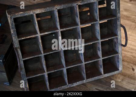 Une ancienne caisse carrée en bois pour boissons. Banque D'Images