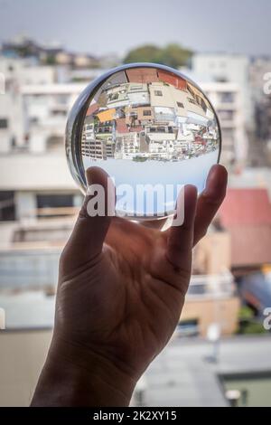 Zones résidentielles reflétées dans le cristal Banque D'Images