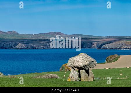 Carreg Samson connu sous le nom de Carreg Sampson, Samson's Stone, ou The Longhouse - Pembrokeshire Coast Path au pays de Galles, au Royaume-Uni Banque D'Images