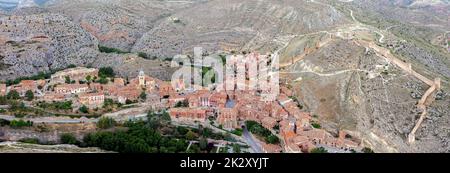 Vue panoramique sur Albarracin, village médiéval pittoresque d'Aragon, en Espagne Banque D'Images