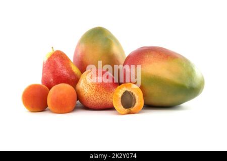 Abricot, poire et mangue entiers et coupés en deux mûrs Banque D'Images