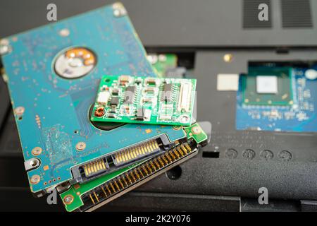 Réparation et mise à niveau de la carte mère de circuits d'ordinateur portable, électronique, matériel informatique et concept de technologie. Banque D'Images