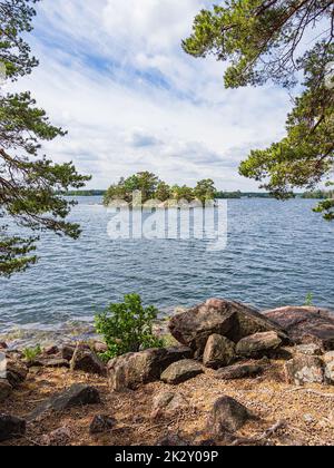 Paysage avec rochers et arbres près de Figeholm en Suède Banque D'Images
