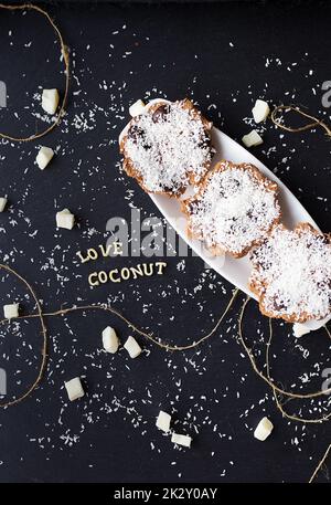 Muffins à la noix de coco sur un fond noir Banque D'Images